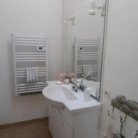 Holiday home Maison Confortable 4 Pers. Avec Jardin Ferme A L'epine, Proche - Fr-1-823-27